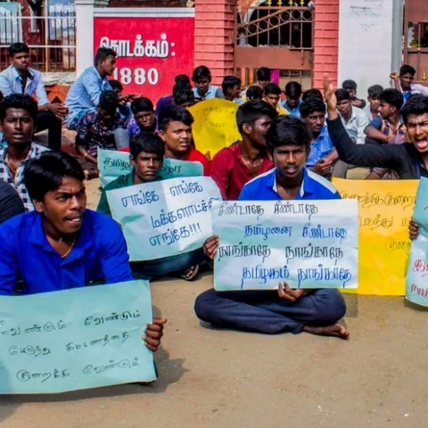 ’எங்க அம்மா வாங்குற சம்பளத்துல இதைத் தாங்க முடியுமான்னு தெரியல!’ - பேருந்துக் கட்டண உயர்வு குறித்து குமுறும் மாணவி