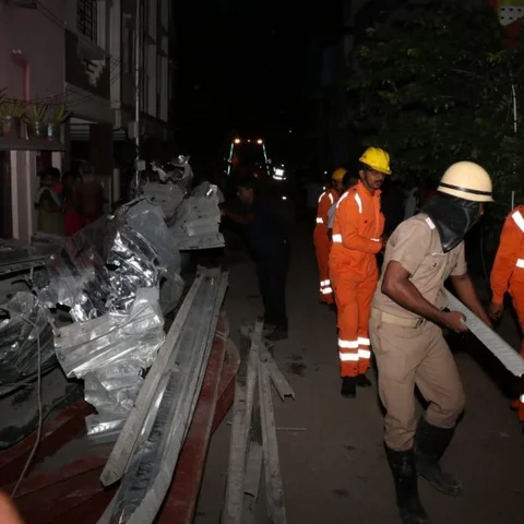 சென்னை தனியார் மருத்துவமனை கட்டட விபத்து - இடிபாடில் சிக்கி ஒருவர் பலி!