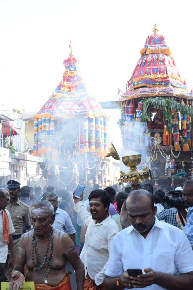 தூத்துக்குடியில் சித்திரைத்திருவிழா தேரோட்டம் - தேர்தலால் குறைவாக காணப்பட்ட பக்தர்கள் கூட்டம்!