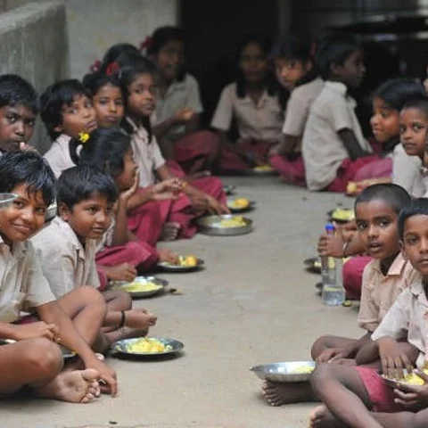 சத்துணவில் பள்ளிக் குழந்தைகளுக்குப் பால்! மதியம் சாப்பிடுவது சரிதானா? #MilkBenefits