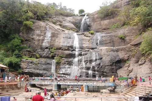 வாட்டி வதைக்கும் கோடை... குற்றால அருவியில் அலைமோதும் கூட்டம் (படங்கள்)