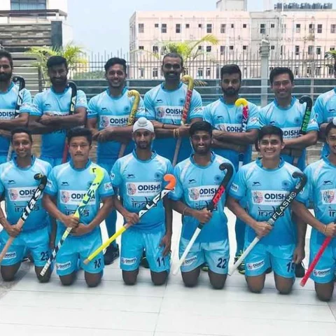 கோப்பையைப் பகிர்ந்த இந்தியா பாகிஸ்தான் -ரசிகர்கள் ஏமாற்றம்! # INDvPAK #ACT2018
