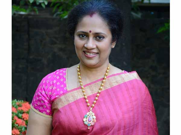 ``ராதாரவிக்குத் தடை போடுவது சரி, அங்கே கைதட்டி சிரிச்சவங்களுக்கு..?!''- லட்சுமி ராமகிருஷ்ணன்