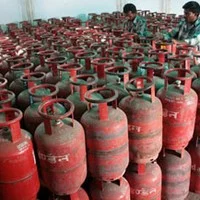 சிலிண்டர் விலையை மாதம்தோறும் ரூ.5 உயர்த்துகிறது மத்திய அரசு!