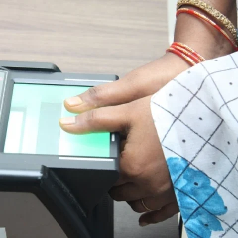 மொபைல் நிறுவனங்கள் மற்றும் வங்கிகளிடம் இருக்கும் ஆதார் எண்கள் இனி என்னாகும்?