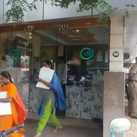 `குறிவைக்கப்படுகிறாரா அமைச்சர் காமராஜ்?’ - மன்னார்குடி ரெய்டும் பின்னணியும்