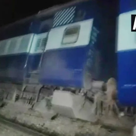 அதிகாலையில் தடம் புரண்ட சீமான்சல் எக்ஸ்பிரஸ்; மீட்புப் பணிகள் தீவிரம் -6 பேர் பலி!
