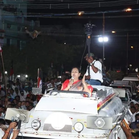 ``மோடிக்கும் ராகுலுக்கும் உள்ள வித்தியாசம் மலையையும் மடுவையும் போன்றது" - திருப்பூரில் பிரேமலதா பேச்சு