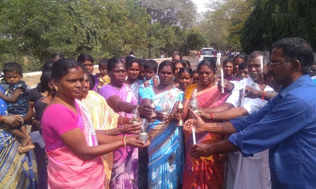 ‘மின்சாரம் இல்லாமல் இருளில் தவிக்கிறோம்!’ - சிம்னி விளக்கு ஏந்தி அனுமந்தக்குடி கிராம மக்கள் போராட்டம்!