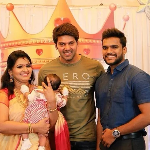 என் பையனுக்கு பேர் வச்சது ஆர்யா! – நெகிழும் ’தலையணைப் பூக்கள்’ ஆனந்தி