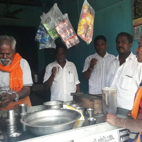 `20 ஆண்டுகளாக ஒரு ரூபாய்க்கு டீ' - திருவள்ளுவர் தினத்தில் அசத்தும் திருக்குறள் தாத்தா..!