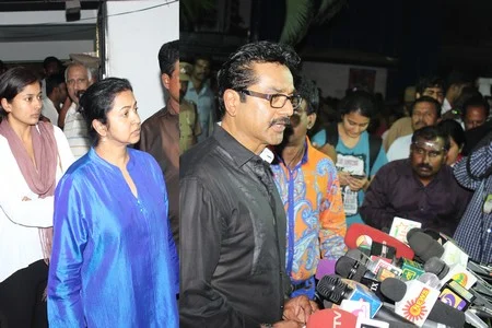 இயக்குனர் பாலசந்தர் உடல் தகனம்; இறுதி ஊர்வலத்தில் ஆயிரக்கணக்கானோர் பங்கேற்பு!