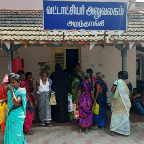 `எல்லோரும் மனு கொடுக்குறாங்க... நாங்களும் கொடுக்குறோம்!'- வதந்தியால் திணறிய தாசில்தார் அலுவலகம்