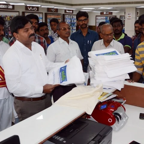 சேலம் மாநகராட்சியில் அதிகாரிகள் அதிரடி ஆய்வு - ஒரே நாளில் 4,700 கிலோ பிளாஸ்டிக் பறிமுதல்