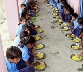 மதிய உணவு சாப்பிட்ட 100 மாணவர்கள் மருத்துவமனையில் அனுமதி!