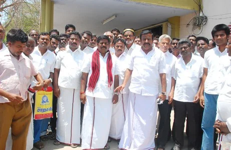 பெரம்பலூரில் ஐ.ஜ.க. நிறுவனர் பாரிவேந்தர் வேட்புமனு தாக்கல்!