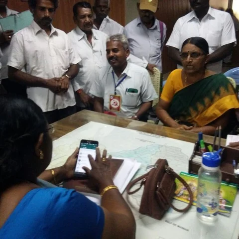 குறைகளைக் கேட்காமல் வாட்ஸ்அப் பார்த்துக் கொண்டிருந்த கோவில்பட்டி கோட்டாட்சியர்!