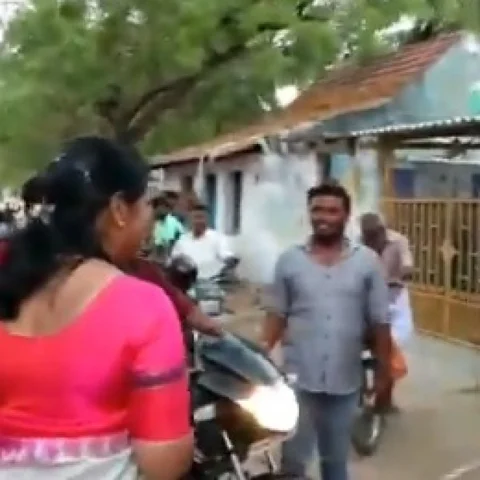 `இனி ஹெல்மெட் போட்டு வரணும்... சரியா' - கறார் கனிமொழி!