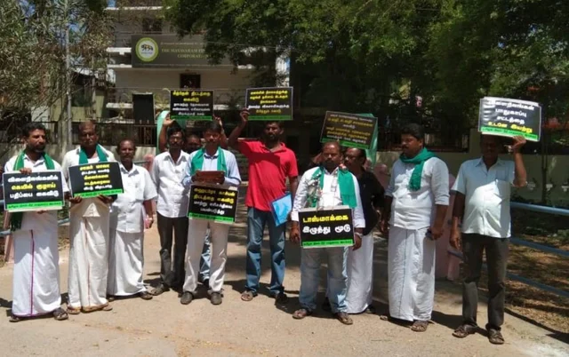 கையில் மண்சட்டி; கழுத்தில் மது பாட்டில் - மயிலாடுதுறையில் வேட்புமனு தாக்கல் செய்த விவசாயிகள்