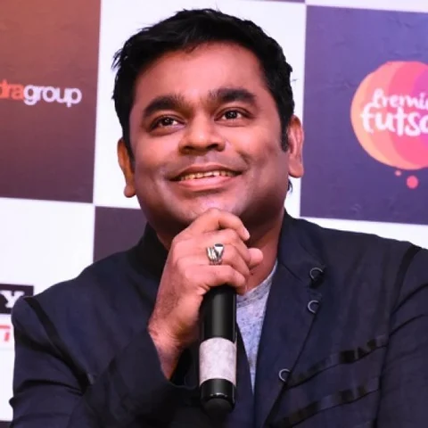 `அருமையான குரல்; யாருன்னு தெரியவில்லை!' - ஏழைப் பாடகியின் பாடலை ஃபேஸ்புக்கில் பதிவிட்ட ஏ.ஆர்.ரஹ்மான்!