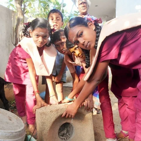தீபாவளி விடுமுறையில் டெங்கு கொசுவை ஒழிக்க களமிறங்கிய பள்ளி மாணவர்கள்!