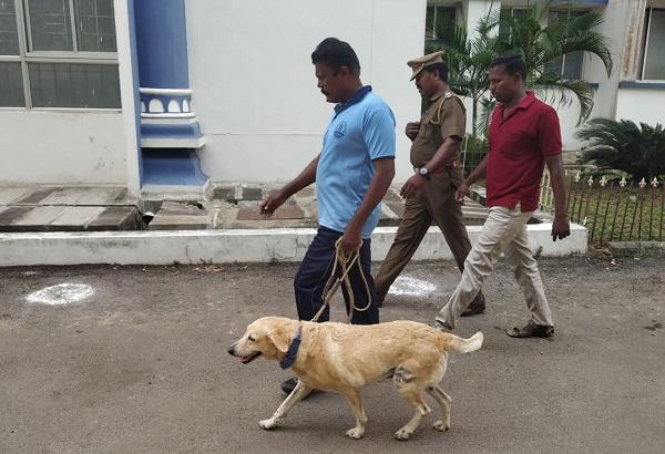 கணினி கொள்ளை; பைக் எரிப்பு! - திருவாரூர் ஆட்சியர் அலுவலகத்தில் மர்ம நபர்கள் கைவரிசை