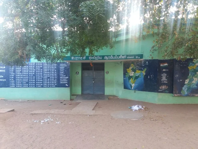 மரத்தடியில் மாணவர்கள்... வகுப்பறையில் அலுவலகம்! - 5 ஆண்டுகளாகத் தொடரும் அவலம்