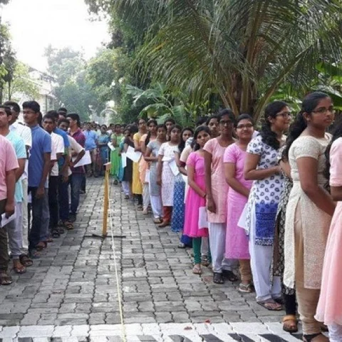 `ஆண்டுக்கு ஒருமுறைதான் நீட் தேர்வு; கணினி உதவியுடன் நடத்தும் முடிவும் வாபஸ்!’ - மத்திய அரசு அறிவிப்பு