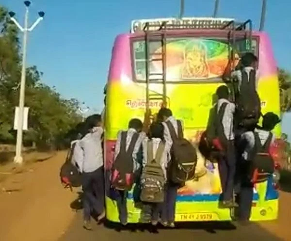`நெல்லை மாணவர்களின் ஆபத்தான பேருந்துப் பயணம்!’ - வைரலாகும் வீடியோ