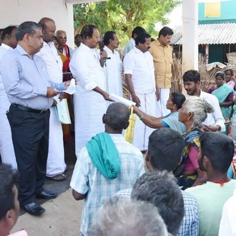தம்பிதுரையை முற்றுகையிட்ட மக்கள்; பூட்டை உடைக்கச் சொன்ன கலெக்டர் - திருச்சியில் பரபரப்பு!