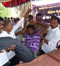 தி.மு.க.வினரை எதிர்த்து கேள்வி கேட்ட மதுரை சட்டக் கல்லூரி மாணவர்கள் (படங்கள்)