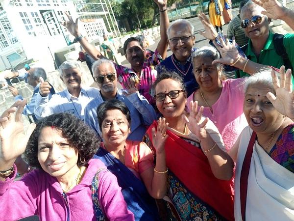 `14 பேரும் அந்த இடத்துக்குப் போயிட்டு வந்தோம்!'- செய்திவாசிப்பாளர் விஜயா பாஸ்கரன் கண்ணீர்! #srilankaAttacks