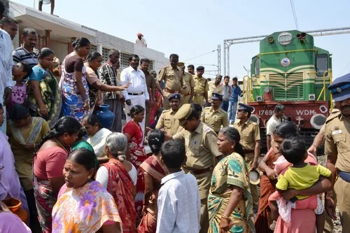ரயிலை மறித்த ரயில்வே ஊழியர்களின் குடும்ப பெண்கள்