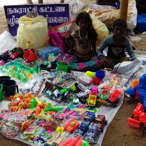 `30 வருஷ கோரிக்கை நிறைவேறல; கலெக்டர் ஆபீஸ்ல குடியிருக்கப்போறோம்!'- நாடோடியின மக்கள் கண்ணீர்