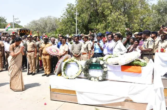 `என்னால் முடிந்த சிறு உதவி இது'- உயிரிழந்த வீரரின் குழந்தை படிப்புச் செலவை ஏற்ற கல்லூரி தாளாளர்