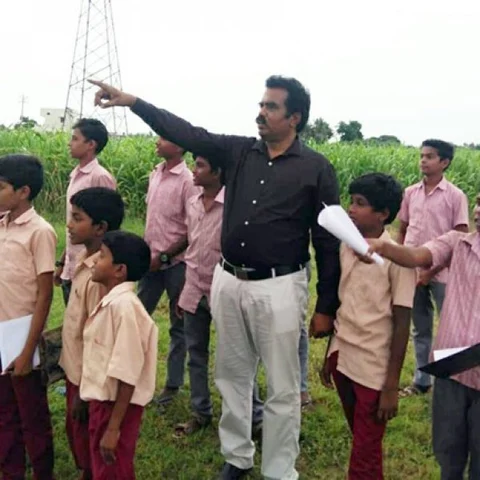 "மூன்று மாதங்களாக மூன்று சிட்டுக்குருவி குஞ்சுகளுடன் பேசுகிறேன்!" - ஆசிரியரை அசர வைத்த அரசுப்பள்ளி மாணவர்கள்