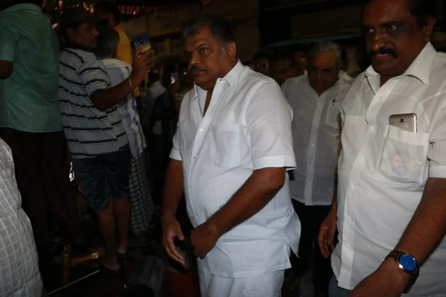 தொண்டர்கள் வருகை அதிகரிப்பு - கோபாலபுரத்திலிருந்து புறப்பட்டுச் சென்ற ஸ்டாலின்!