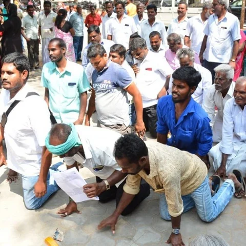 ‘கோயில்களை அபகரித்த கும்பல்!’- கலெக்டரிடம் மண்டியிட்டு மனு கொடுத்த மக்கள்