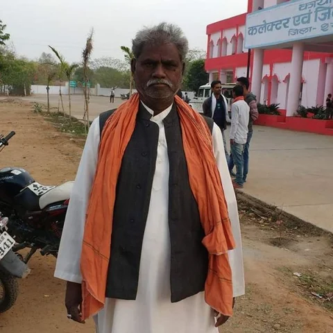 `கையில பணமுமில்லை; சம்பளமும் வரல!’ - மண் குடிசையில் வாழ்ந்த எம்.எல்.ஏ-வுக்கு வீடு கட்டிக்கொடுத்த மக்கள்!