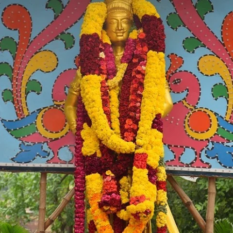 திருமுறை திருவீதி, 48 பொருள்களால் பேரபிஷேகம், 108 கலச பூஜை... சதய விழாவால் களைகட்டியது தஞ்சாவூர்!