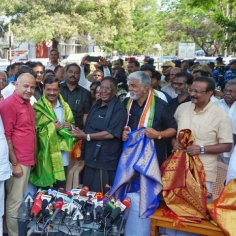 `தொல்லைகொடுப்பதை நிறுத்தினால் அடுத்த நிமிடமே கிரண் பேடி பதவி காலி!’ - புதுச்சேரியில் கெஜ்ரிவால்