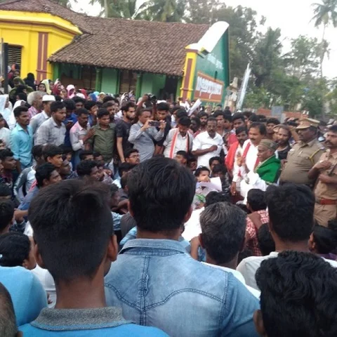 `அண்ணன் மீதிருந்த கோபத்தில் தம்பிக்கு விஷம் கொடுத்து கொலை?' - போராட்டத்தில் இறங்கிய ஊர் மக்கள்