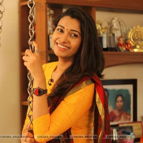 துல்கர் சல்மான் படத்தில் ப்ரியா பவானிசங்கர்!