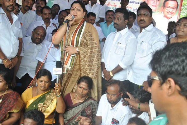 கலாமுக்கு ஒத்துழைக்காத உடல் நிலை மோடிக்கு ஒத்துழைத்ததா? -ஜெ.வுக்கு குஷ்பு ஆவேச கேள்வி!
