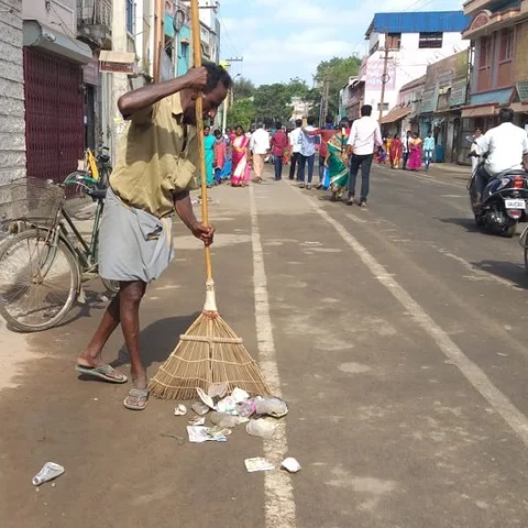 `நீங்கதான் இன்னைக்கு ஹைலைட்!’ - தேரோட்டத்தில் துப்புரவுப் பணியாளர்களை நெகிழவைத்த பக்தர்கள்