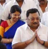 அழகிரி- கனிமொழி திடீர் சந்திப்பு! பின்னணி என்ன?