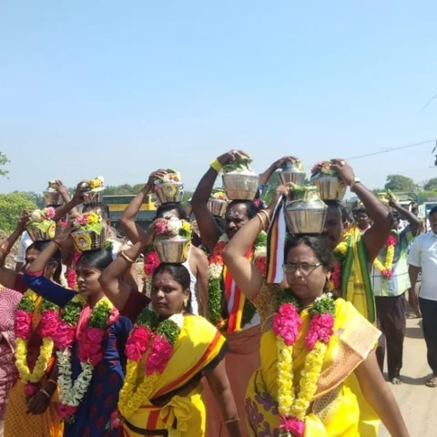 அமெரிக்காவில் சிகிச்சை முடித்து திரும்பிய விஜயகாந்த் - திருச்சியில் பால்குடம் எடுத்த தே.மு.தி.க தொண்டர்கள்