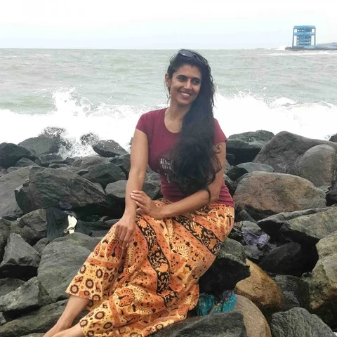 ``நான் டிரெய்லரைக் கலாய்ச்சா அவங்களுக்கென்ன?" - சோஷியல் மீடியா சண்டைக்குக் கஸ்தூரி பதில்
