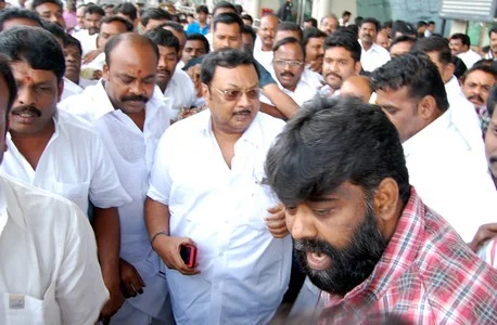 மதுரை வந்த மு.க.அழகிரி மௌனமாக சென்றார்!