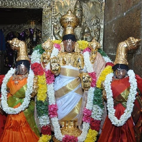 மதுரையில் அழகர் ஆற்றில் இறங்கும்போது வீரராகவ பெருமாளுக்கு முதல் மரியாதை... ஏன்?